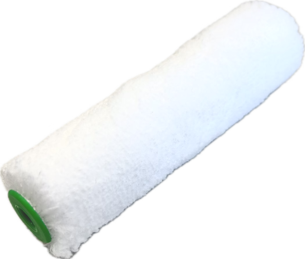 PALLMANN_dummy_AUFTRAGSROLLE RAND 4MM-10 CM_2025_11 Lähikuva valkoisesta, pörröisestä maalirullan päällisestä, jossa on vihreä muovinen päätykappale ja valkoinen tausta; rullan nukan rakenne on selvästi nähtävissä.