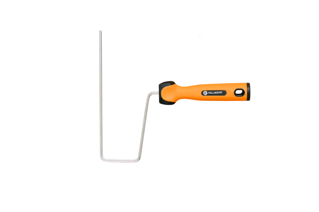 PALLMANN_dummy_handle for application roller_kammerer_2025-08 Maalausraami, jossa on ergonominen kirkkaan oranssi muovikahva ja taivutettu hopeanvärinen metallikehikko, esitetty valkoisella taustalla. Kahvassa on musta päätykansi, ripustusreikä ja 'PALLMANN'-logo; metallitanko on muotoiltu pitämään sylinterimuotoinen maalirulla. Työkalu näyttää puhtaalta ja käyttövalmiilta seinien tai kattojen maalaamiseen, yhdistäen mukavan otteen ja tukevan rakenteen.