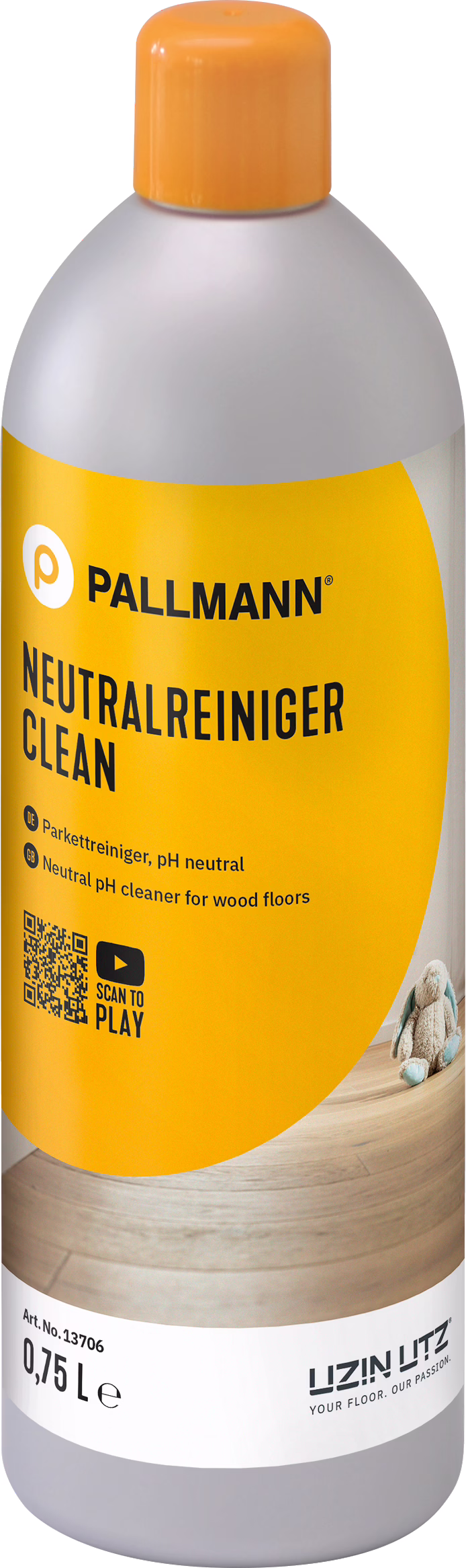 PALLMANN_dummy_CLEAN_0,75l_msl_2021-12 Korkea harmaa muovipullo oranssilla korkilla ja kirkkaan oranssilla etiketillä, jossa lukee 'PALLMANN NEUTRALREINIGER CLEAN'. pH-neutraali puulattioiden puhdistusaine; etiketissä lukee 0,75 L, QR-koodi ja merkki UZIN UTZ. Alareunassa kuvassa on puulattia ja pieni pehmolelu.
