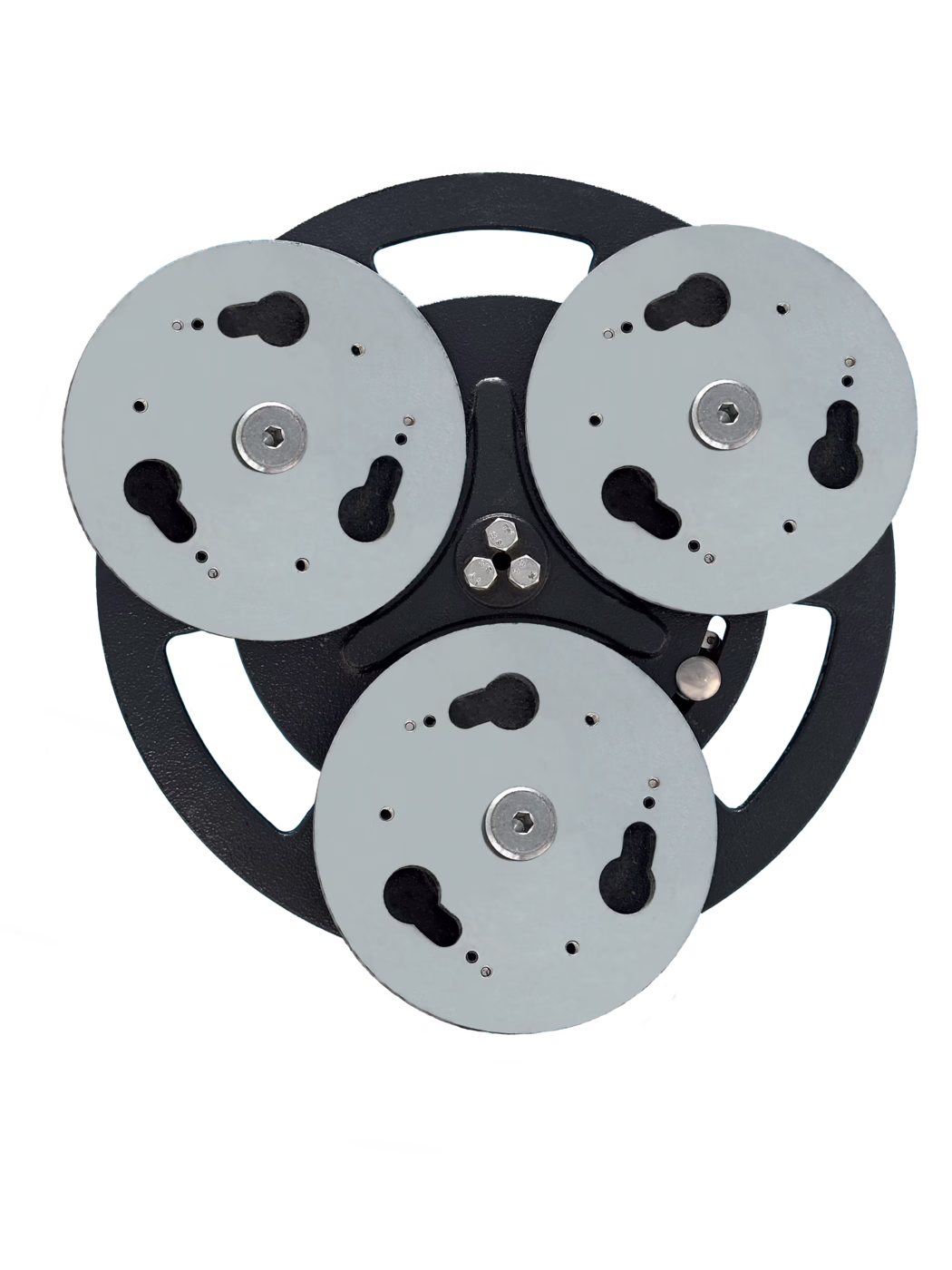 PALLMANN_dummy_Triple disc plate_05_2025 Ylänäkymän lähikuva mustasta pyöreästä metallikiinnityslaatikosta, jossa on kolme tasaisesti sijoitettua hopeanharmaata adapterilevyä. Jokaisessa levyllä on avainreiän muotoisia leikkauksia, pieniä kiinnitysreikiä ja keskellä kuusikulmainen pultti; musta runko on teksturoitu pulverimaalattu ja keskellä näkyy kolme upotettua kuusiokoloruuvia. Kappale on eristetty valkoisella taustalla, tasainen valaistus korostaa metallipintoja, kiinnityksiä ja tarkkoja koneistusyksityiskohtia, sopii tekniseen dokumentaatioon.