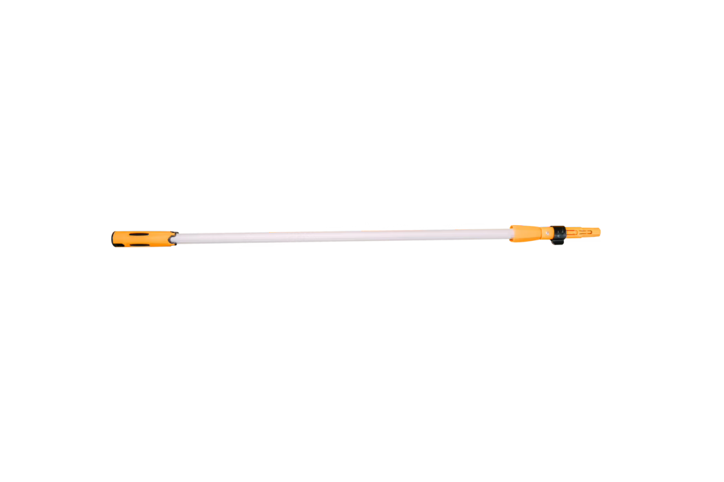 PALLMANN_dummy_telescopic handle_kammerer_2025-08 Pitkä valkoinen teleskooppinen jatkovarsi, jossa kirkkaan oranssit muoviliittimet molemmissa päissä ja musta lukituspuristin lähellä toista päätä, esitetty vaakasuunnassa valkoisella taustalla. Kevyt alumiini- tai komposiittivarsi sisältää hieman karhennetun kahvan toisessa päässä ja universaalin kiinnityspään vastakkaisessa päässä moppeja, harjoja, maalirullia tai muita työkaluja varten; oranssi liitin kätkee napin tai puristusmekanismin lisävarusteiden lukitsemiseen. Kuva on selkeä tuotekuva, joka korostaa varren muotoa, värikontrastia ja toiminnallisia yksityiskohtia.