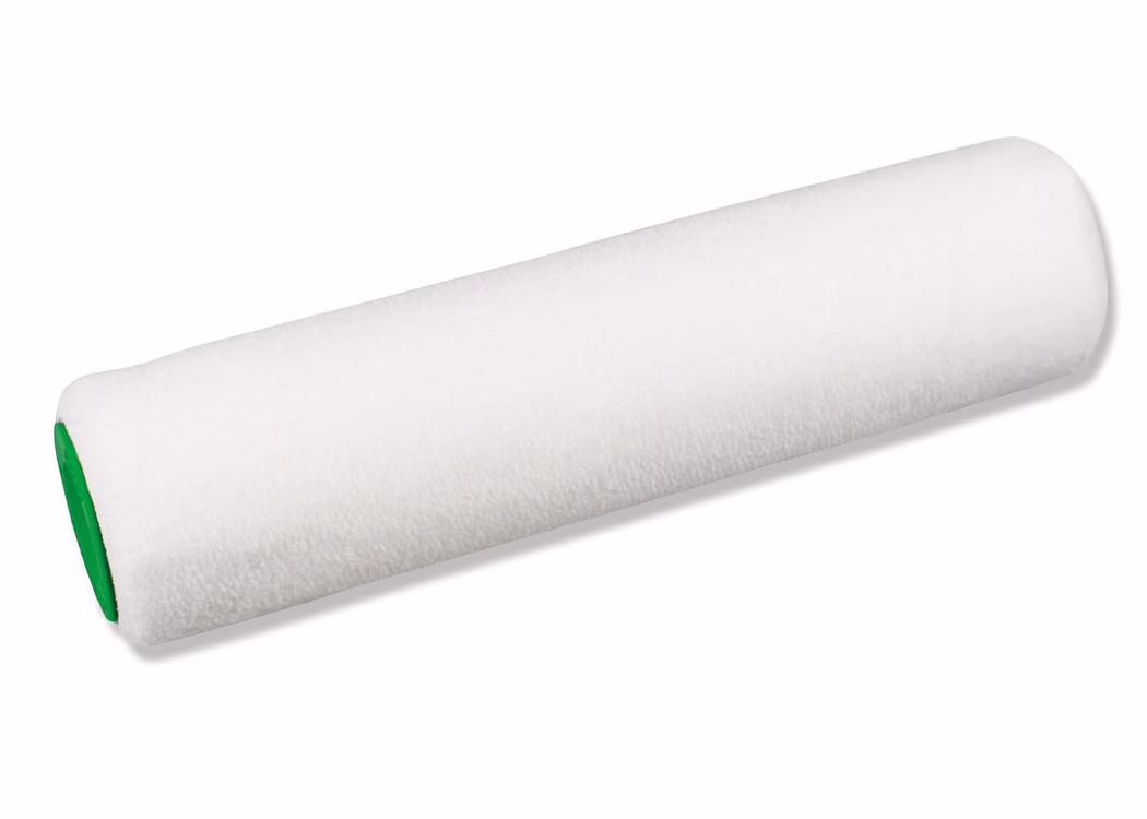 PALLMANN_dummy_SPECIAL APPLICATION ROLLER_2020-06 Lähikuva valkoisesta sylinterimäisestä maalarin rullansuojuksesta, jossa on tiheä, sileä synteettinen karva ja vihreät muovipäät, valkoisella taustalla. Rulla irrottaa vähän nukkaa ja sopii vesiohenteisille maaleille sileille tai kevyesti teksturoiduille pinnoille. Uusi ja puhdas.